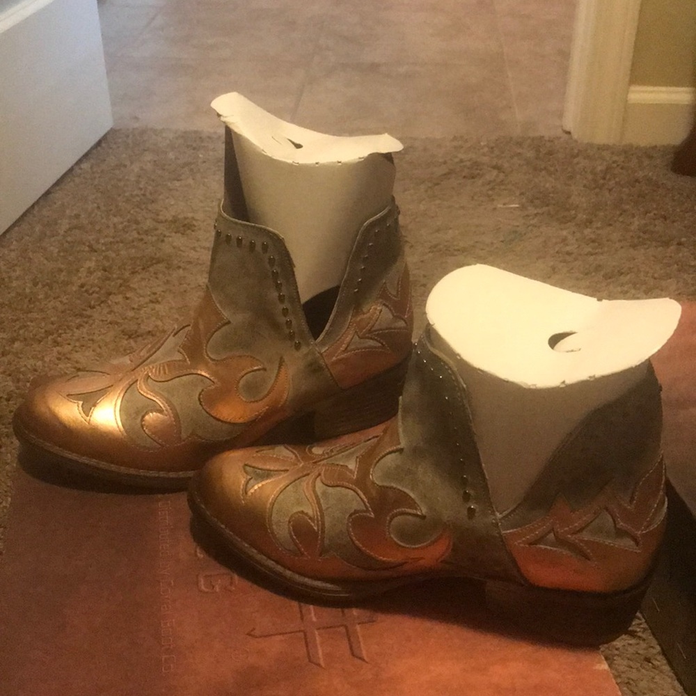 Boots - Picture 5 of 5